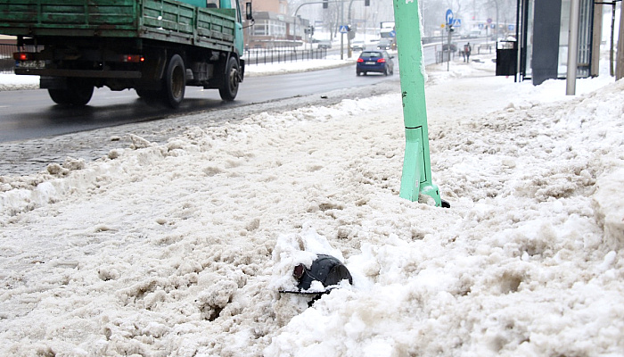 Hulajnogi porzucone w zaspach śniegu. Czy są zagrożeniem dla przechodniów?